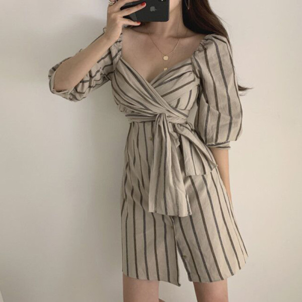 Moteriška dryžuota pavasarinė suknelė su sagomis ir špicine iškirpte