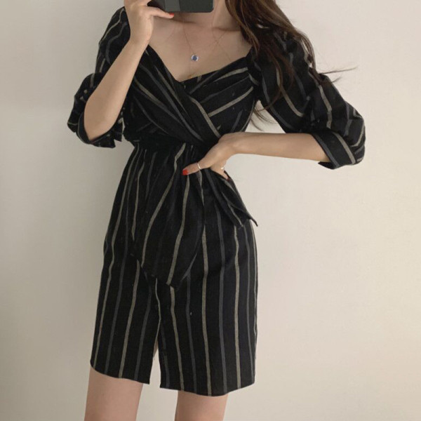 Moteriška dryžuota pavasarinė suknelė su sagomis ir špicine iškirpte