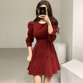 Modernus moteriškos kirpimo suknelės modelis su apvalia iškirpte