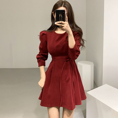 Modernus moteriškos kirpimo suknelės modelis su apvalia iškirpte