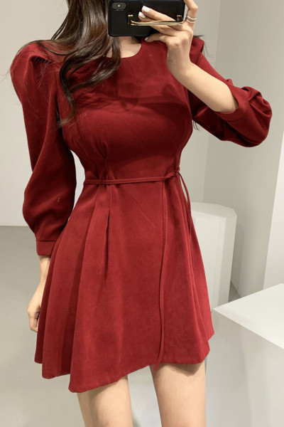 Modernus moteriškos kirpimo suknelės modelis su apvalia iškirpte