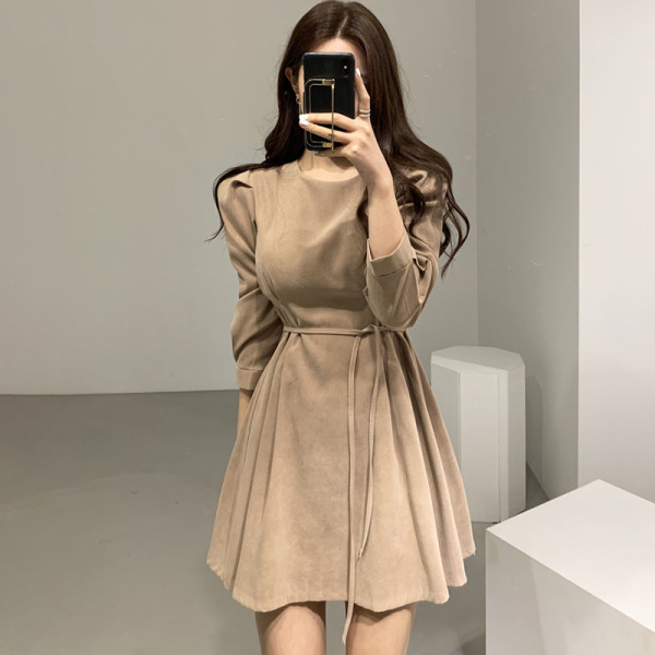 Modernus moteriškos kirpimo suknelės modelis su apvalia iškirpte