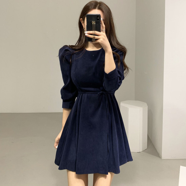 Modernus moteriškos kirpimo suknelės modelis su apvalia iškirpte