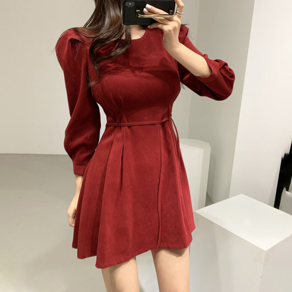 Modernus moteriškos kirpimo suknelės modelis su apvalia iškirpte