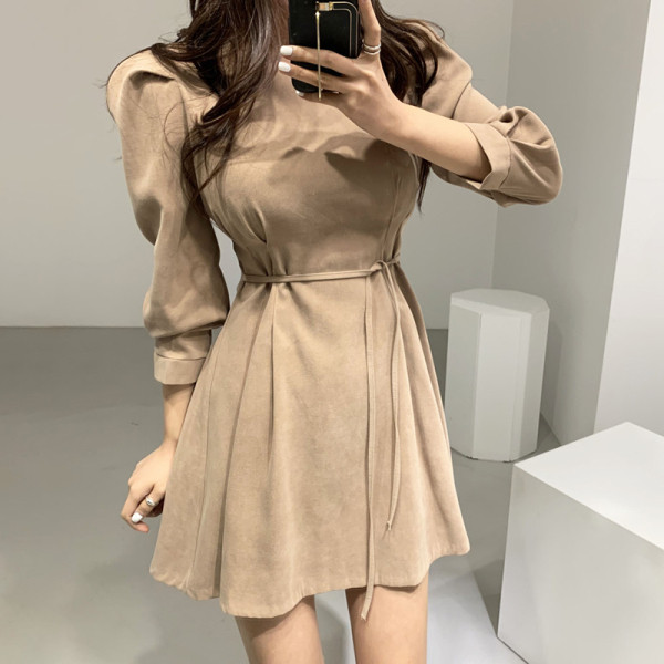 Modernus moteriškos kirpimo suknelės modelis su apvalia iškirpte