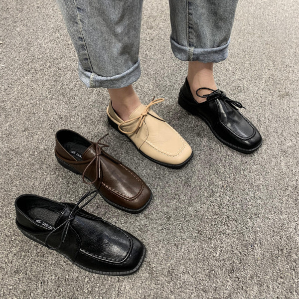 Дамски ежедневни обувки от еко кожа изчистен модел с връзки