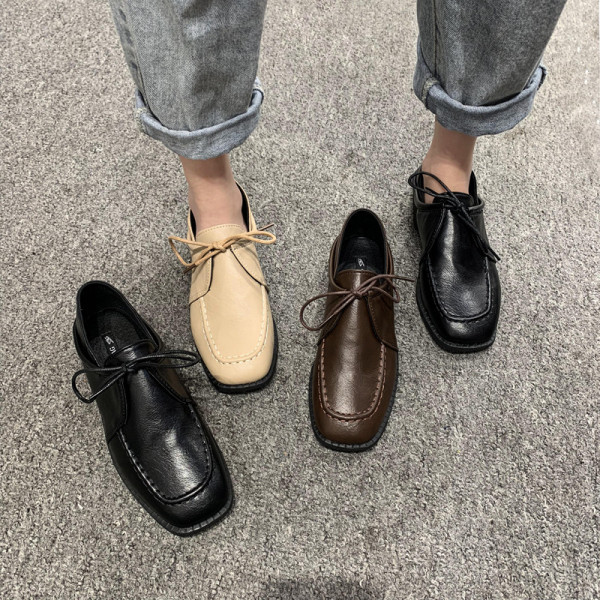 Дамски ежедневни обувки от еко кожа изчистен модел с връзки