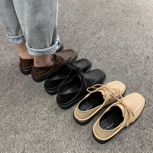 Дамски ежедневни обувки от еко кожа изчистен модел с връзки