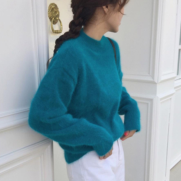 Дамска пухена блуза подходяща за зимата с обло деколте 