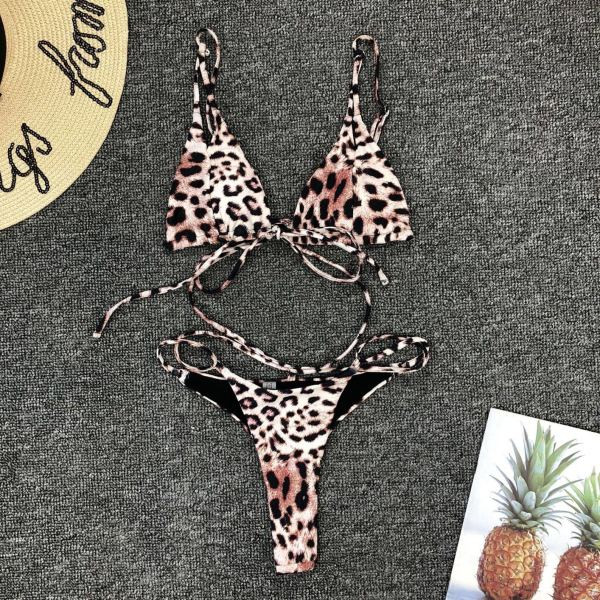 Актуален бански костюм от две части с триъгълно горнище, леопардов десен и връзки