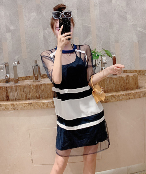 Нов модел къса дамска рокля с горна тюлена част