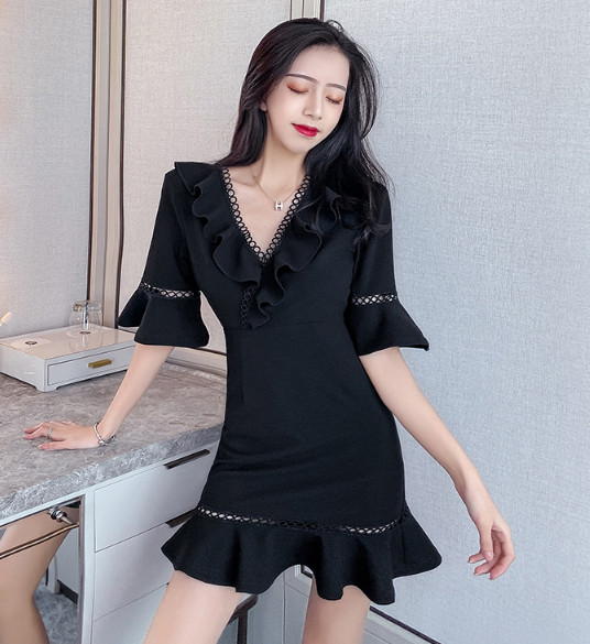 Модерна дамска къса черна рокля с къдри и гол гръб