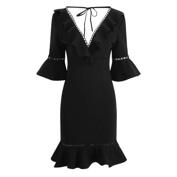 Модерна дамска къса черна рокля с къдри и гол гръб