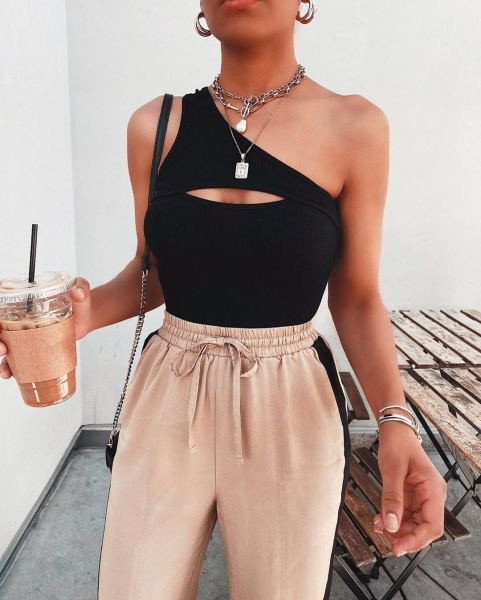 Цял черен бански с една презрамки и изрязана част