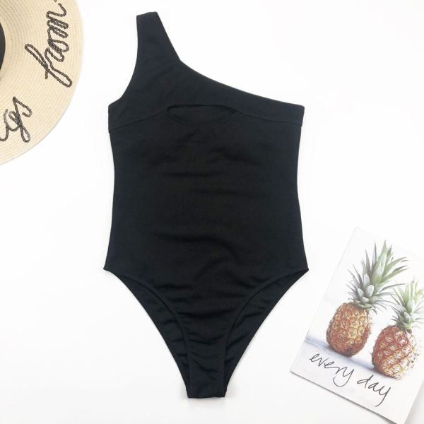 Цял черен бански с една презрамки и изрязана част