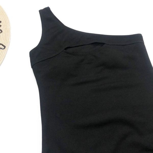 Цял черен бански с една презрамки и изрязана част