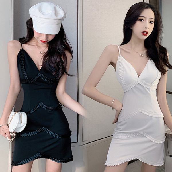 Дамска рокля с V-образно деколте и тънки презрамки 