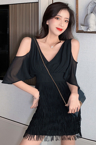 Модерна къса черна рокля с тюл и ресни