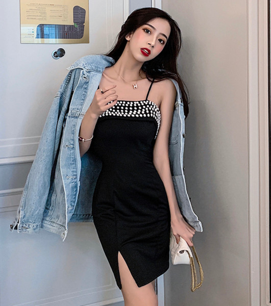 Къса вталена рокля с цепка и декорация - перли