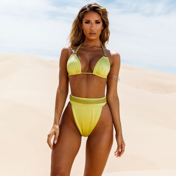 Бански костюм от две части в жълт цвят с триъгълно горнище