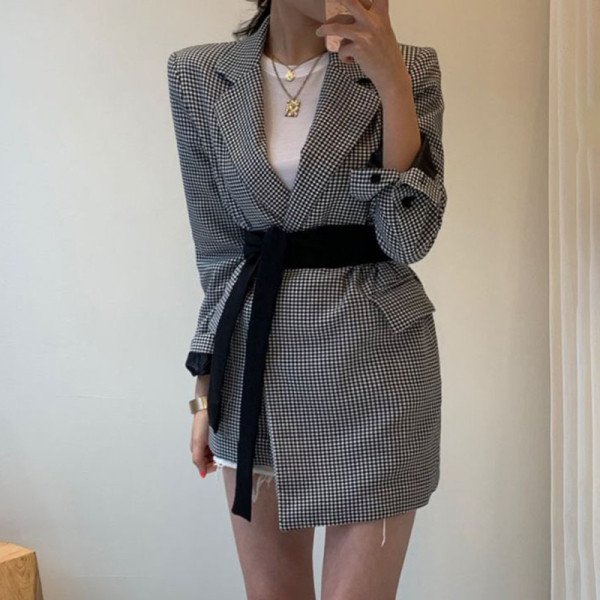 Дамско сако с шпиц деколте асиметричен модел с колан на талията 