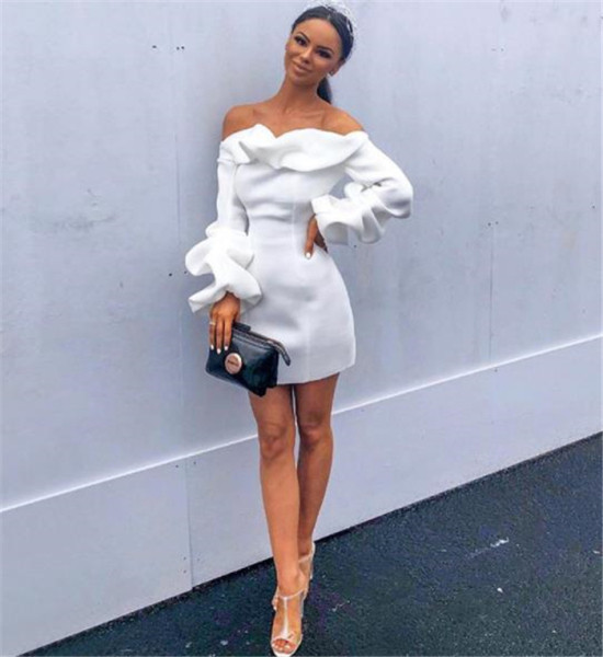 Rochie elegantă de damă, cu umerii goi și mâneci lungi și largi, în alb