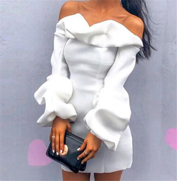 Rochie elegantă de damă, cu umerii goi și mâneci lungi și largi, în alb