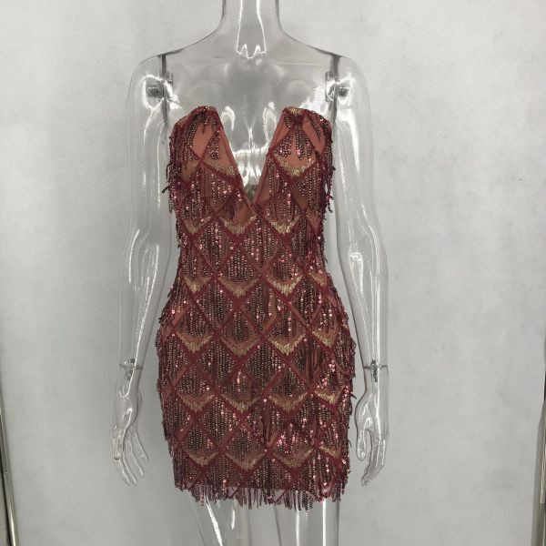 Елегантна дамска къса рокля без презрамки с дълбоко деколте и пайети  