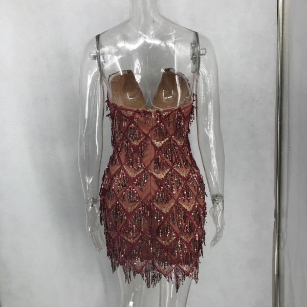 Елегантна дамска къса рокля без презрамки с дълбоко деколте и пайети  