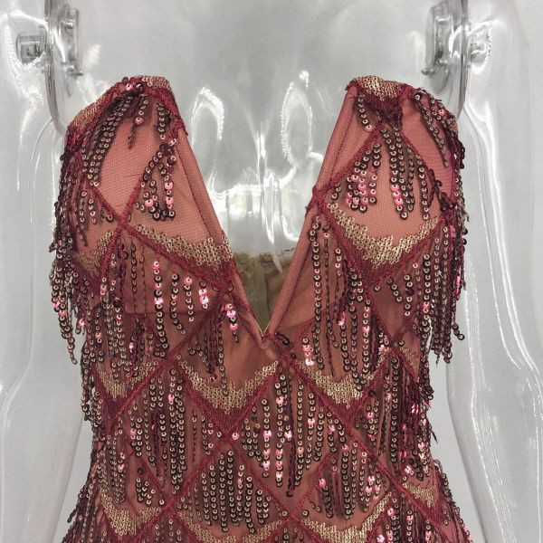 Елегантна дамска къса рокля без презрамки с дълбоко деколте и пайети  