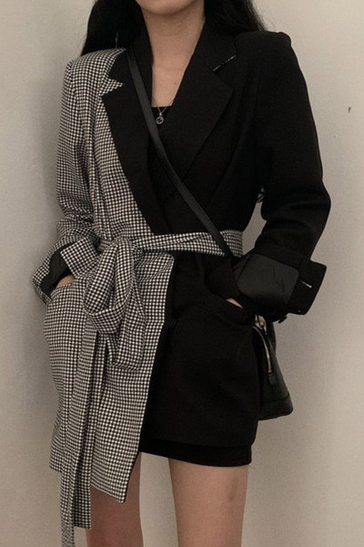 Дамско сако с шпиц деколте -асиметричен модел в  черно-бял цвят 