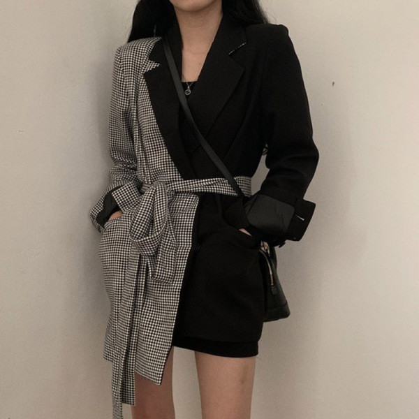 Дамско сако с шпиц деколте -асиметричен модел в  черно-бял цвят 