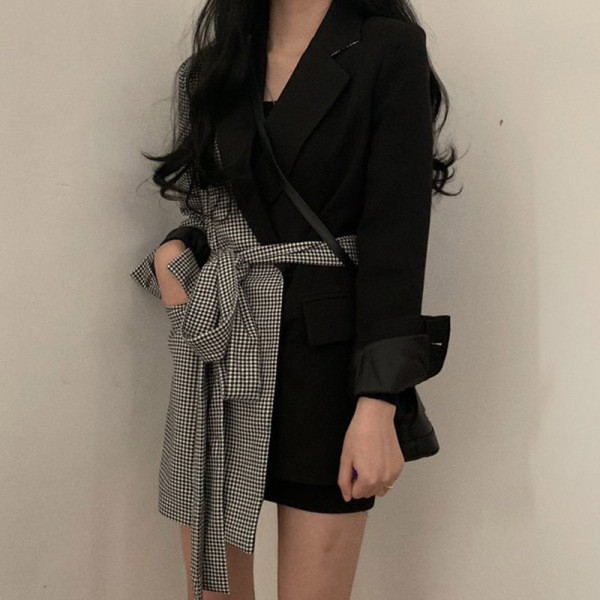 Дамско сако с шпиц деколте -асиметричен модел в  черно-бял цвят 