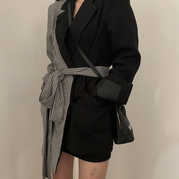Дамско сако с шпиц деколте -асиметричен модел в  черно-бял цвят 