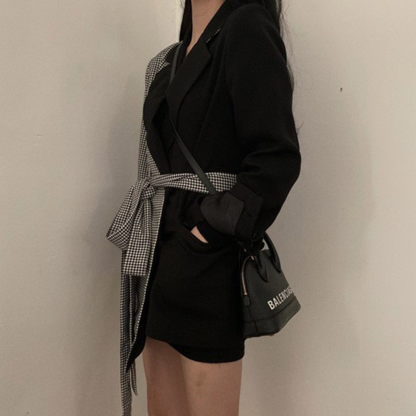 Дамско сако с шпиц деколте -асиметричен модел в  черно-бял цвят 