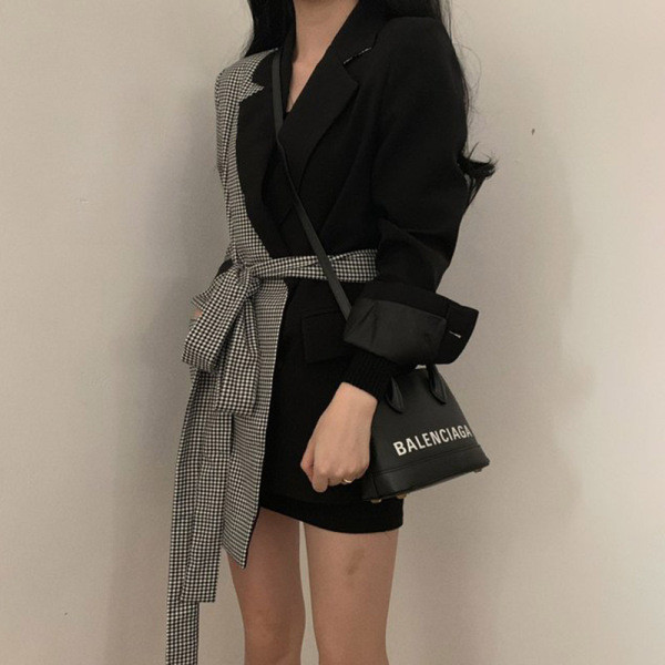 Дамско сако с шпиц деколте -асиметричен модел в  черно-бял цвят 