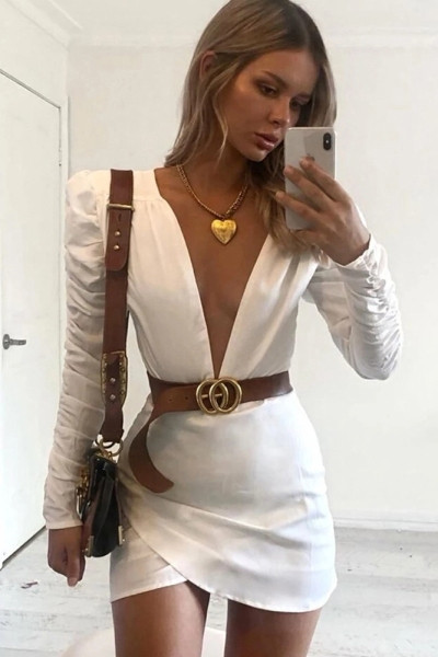 Модерна дамска къса бяла рокля с дълбоко деколте и дълъг ръкав 