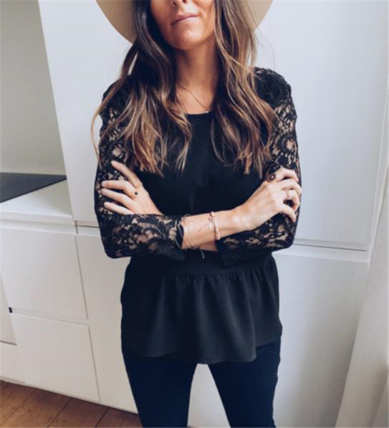 Стилна дамска риза с шпиц деколте и дантелени ръкави в черен цвят