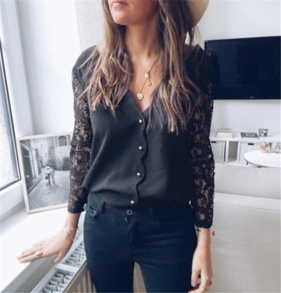 Стилна дамска риза с шпиц деколте и дантелени ръкави в черен цвят