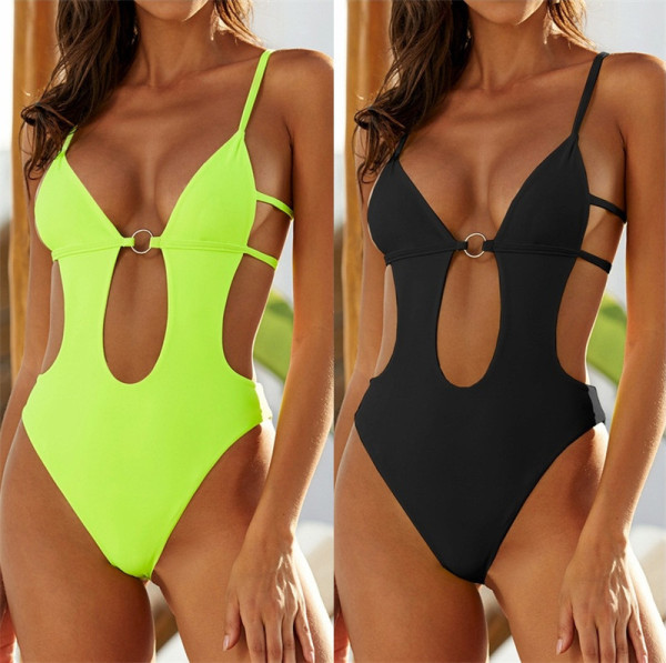 Цял бански костюм с тънки презрамки и изрязани части