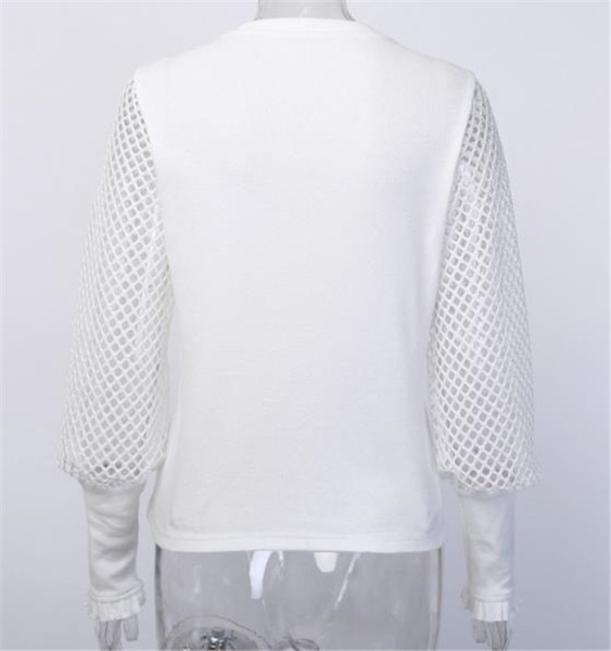 Дамска блуза с овално деколте и дълъг ръкав в бял цвят