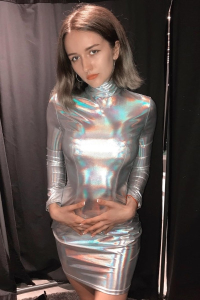 Ежедневна дамска къса рокля с лъскав ефект  и висока яка 