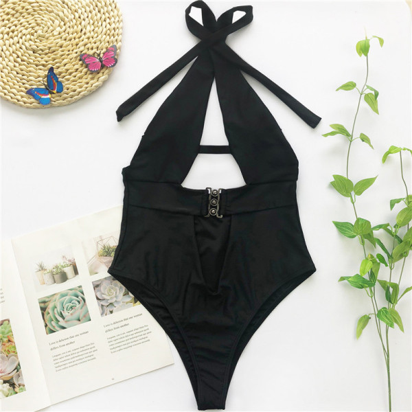 Модерен цял бански с изрязани части и метално закопчаване