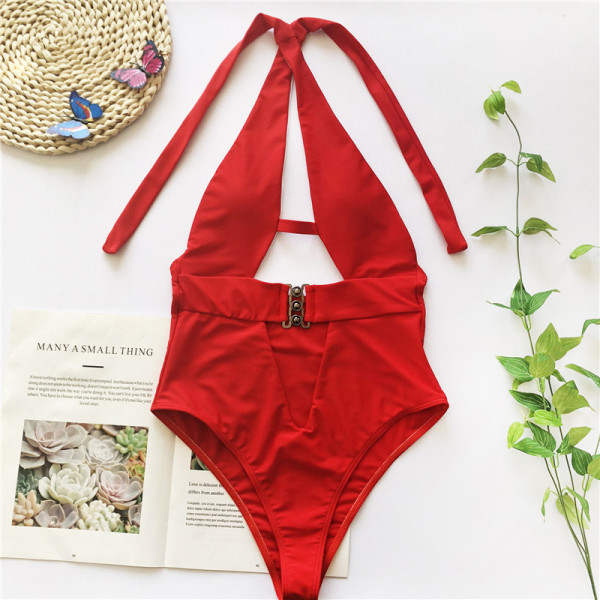 Модерен цял бански с изрязани части и метално закопчаване