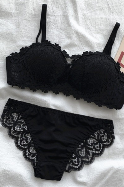 Нов модел дамски комплект от дантелен сутиен и бикини