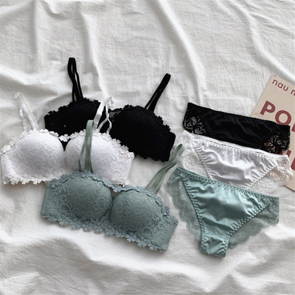 Нов модел дамски комплект от дантелен сутиен и бикини