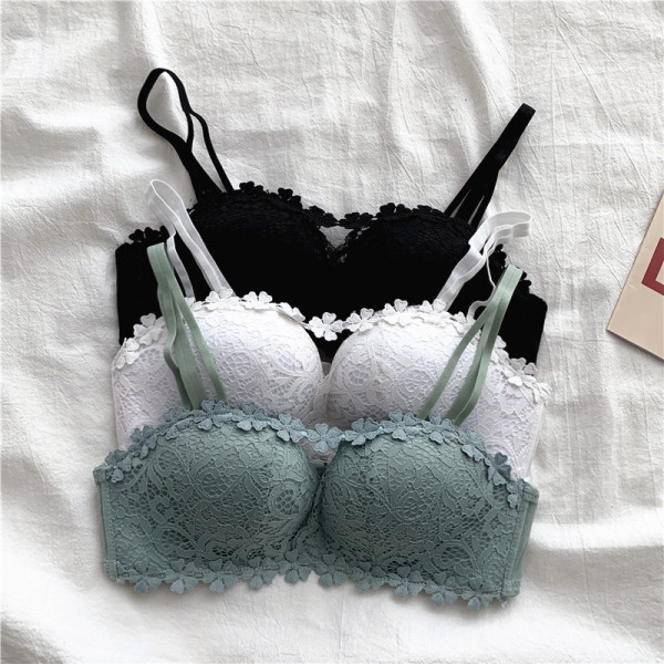 Нов модел дамски комплект от дантелен сутиен и бикини