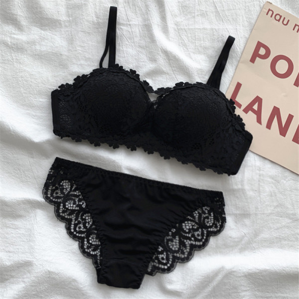 Нов модел дамски комплект от дантелен сутиен и бикини