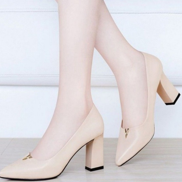 Модерни дамски обувки на висок ток с метален елемент и дебел ток 