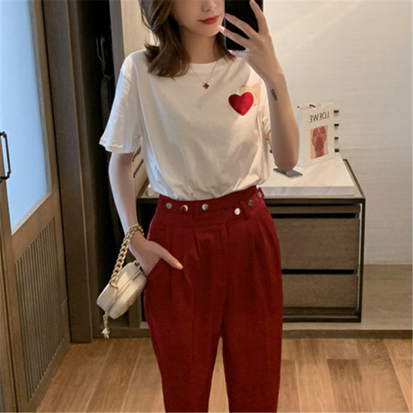 Модерна дамска тениска с къс ръкав и апликация сърца